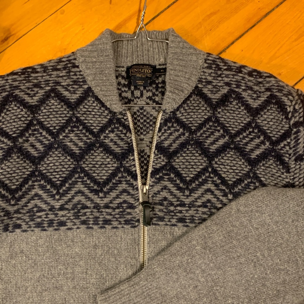 PENDLETON WOOL ZIP FRONT SWEATER WITH NAVY BLUE NORDIC SCANDINAVIAN MOTIF - Picture 6 of 14